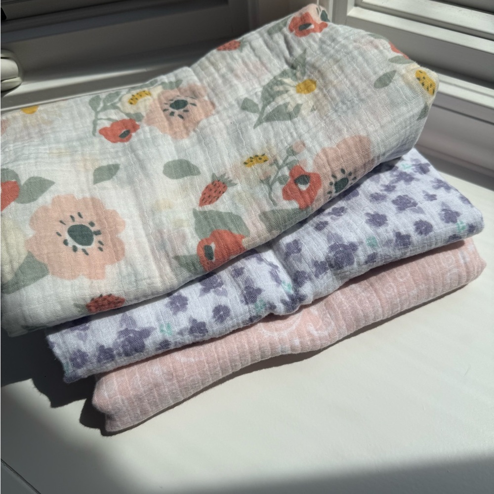 Burt's Bees and Cloud Island - Baby Floral & Pastel Muslin Swaddle Set of 3